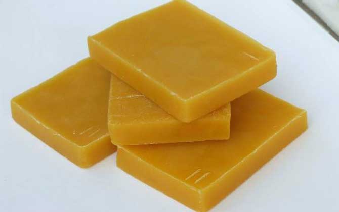 蜂蠟?zāi)苤苯映詥幔? alt="蜂蠟" src="http://www.linsenhu.com/Uploads/arcfiles/image/2019/1550759239118535.jpg" style="height: 420px; width: 670px"/></p><p><strong>吃法:像嚼口香糖一樣</strong></p><p>蜂蠟可以像嚼口香糖那樣直接嚼服(對鼻炎、咽炎等呼吸道炎癥有輔助治療效果,但一定要確保蜂蠟的干凈衛(wèi)生),嚼完之后將殘?jiān)碌艏纯桑部捎贸措u蛋(民間偏方,有消炎止痛的功效,可用于胃炎、氣管炎、胃潰瘍等病癥的輔助治療),具體做法是先取少量蜂蠟放在熱鍋里融化,然后打入雞蛋炒熟即可食用。</p><p style="text-align: center"><img title= 蜂蠟