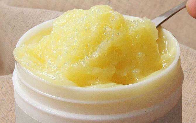 女人長期吃蜂王漿的好處,不但能美容養顏,還能延緩衰老速度! 蜂王漿