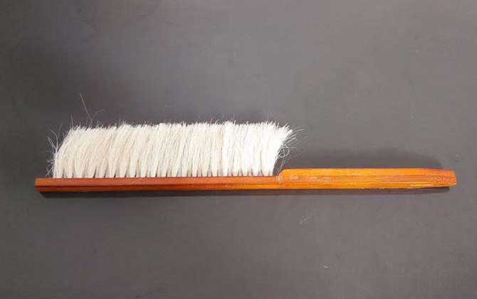 養蜂不僅要技術,還要養蜂工具,這些工具可使蜜蜂養殖事半功倍! 蜂帚