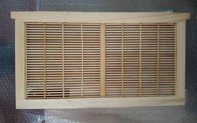 養蜜蜂專用工具有哪些?主要是蜂箱,其他還有隔王板、囚王籠等! 隔王板