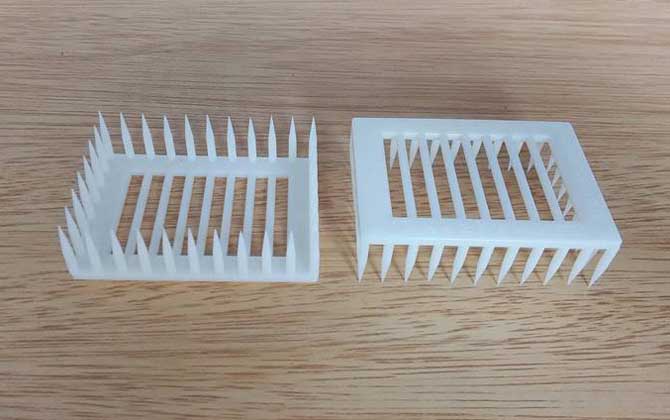 養蜜蜂專用工具有哪些?主要是蜂箱,其他還有隔王板、囚王籠等! 囚王籠