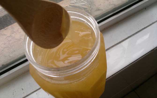 喝蜂蜜水有很多好處,同樣也可能有壞處,關(guān)鍵在于喝法正不正確! 蜂蜜水