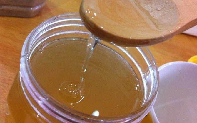 蜂蜜什么時(shí)候喝最好?有人說早上,也有人說晚上,實(shí)際上都不對(duì)! 蜂蜜