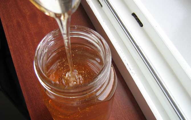 蜂蜜什么時(shí)候喝最好?有人說早上,也有人說晚上,實(shí)際上都不對(duì)! 蜂蜜