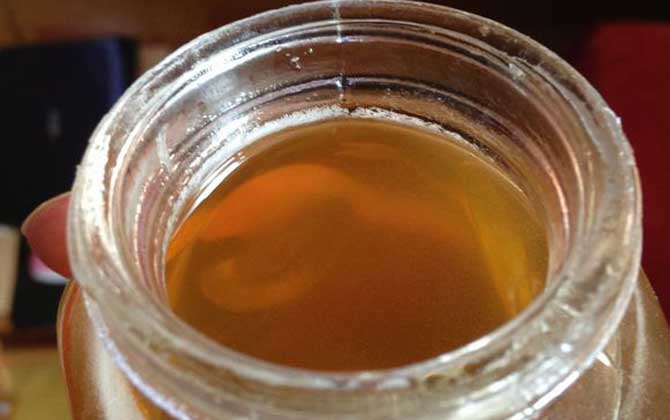 蜂蜜什么時(shí)候喝最好?有人說早上,也有人說晚上,實(shí)際上都不對(duì)! 蜂蜜