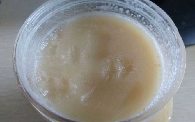 蜂蜜的種類有哪些?因分類依據(jù)的不同,蜂蜜可劃分成很多種類! 蜂蜜