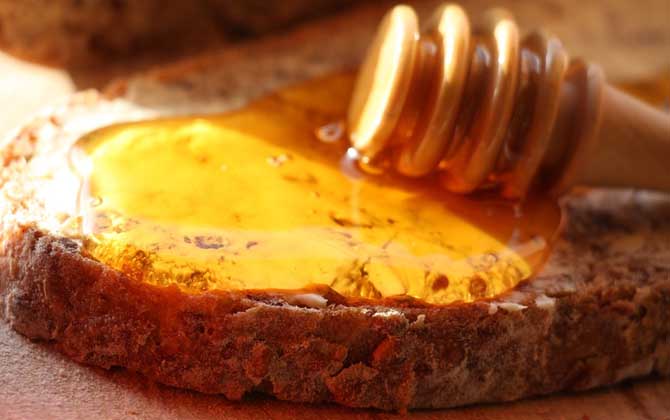 蜂蜜美容是真的嗎?答案是肯定的,更被譽(yù)為“可食用的美容劑”! 蜂蜜美容