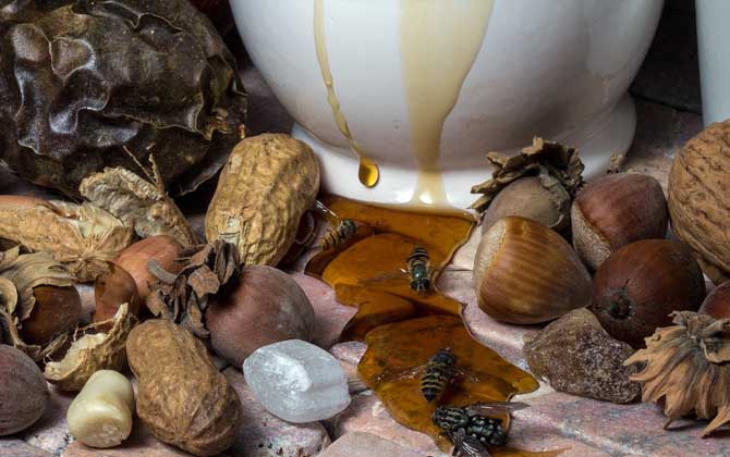 蜂蜜放了10年還能吃嗎?取決于蜂蜜是否變質,變質的蜂蜜不能吃! 蜂蜜