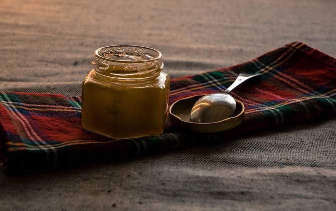 蜂蜜怎么辨別真假?除了色、香、味、結(jié)晶外,價格也是個關(guān)鍵點! 蜂蜜