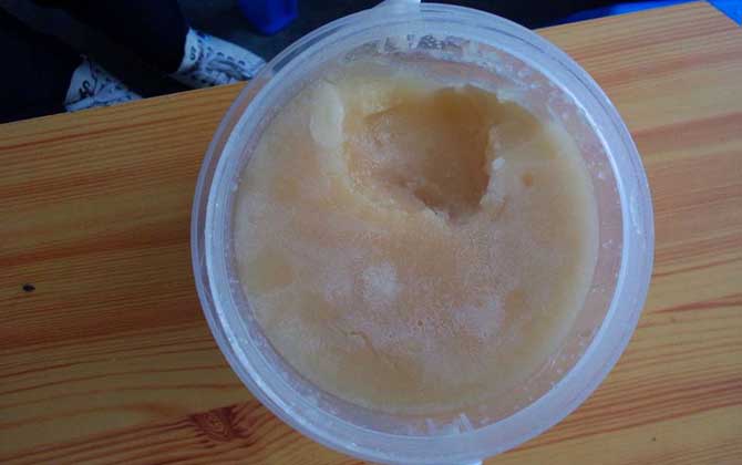 蜂蜜中摻白糖了會(huì)結(jié)晶嗎?可能結(jié)晶,但狀態(tài)與真蜂蜜卻截然不同! 蜂蜜結(jié)晶