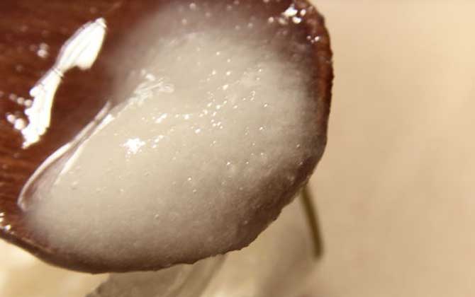 蜂蜜中摻白糖了會(huì)結(jié)晶嗎?可能結(jié)晶,但狀態(tài)與真蜂蜜卻截然不同! 蜂蜜結(jié)晶