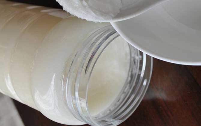 蜂蜜中摻白糖了會(huì)結(jié)晶嗎?可能結(jié)晶,但狀態(tài)與真蜂蜜卻截然不同! 蜂蜜結(jié)晶