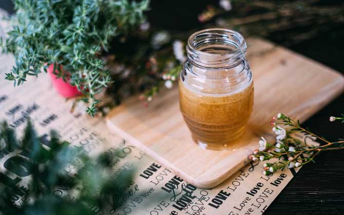 蜂蜜有酒味還能喝嗎?有酒味說明蜂蜜已經變質了,最好不要食用! 蜂蜜