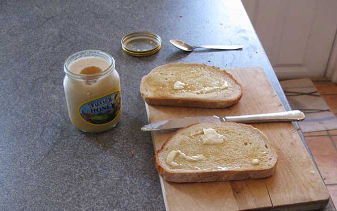 蜂蜜應該怎么喝才好?空腹喝對胃腸不利,過量喝又極易引起肥胖! 蜂蜜