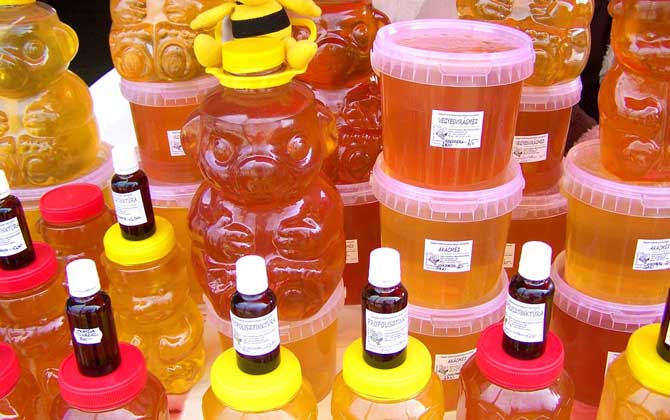 經期可以喝蜂蜜嗎?答案是肯定的,實際上經期喝蜂蜜能緩解痛經! 蜂蜜