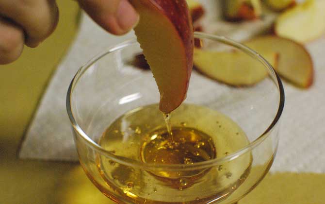 喝蜂蜜水的最佳時(shí)間表,早上喝能通便排毒,晚上喝能安神助眠! 蜂蜜