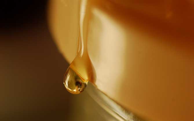 天然蜂蜜保質(zhì)期多久?沒(méi)有嚴(yán)格的保質(zhì)期,理論上能“永不變質(zhì)”! 蜂蜜