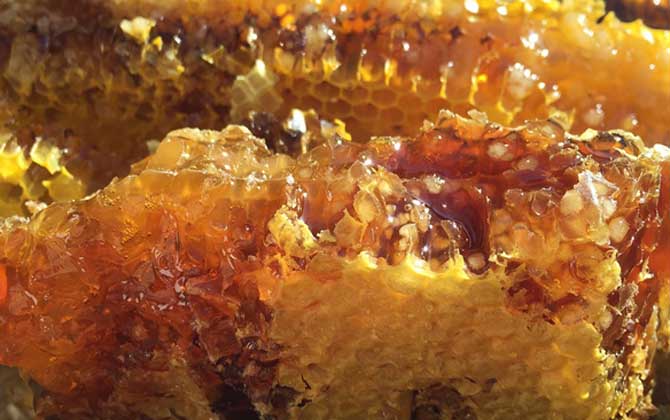 天然蜂蜜保質(zhì)期多久?沒(méi)有嚴(yán)格的保質(zhì)期,理論上能“永不變質(zhì)”! 蜂蜜