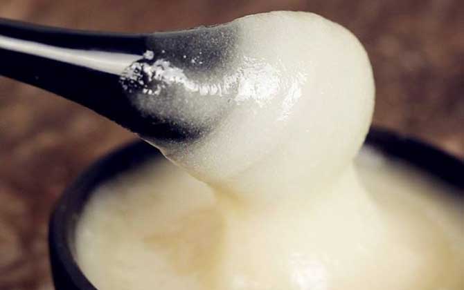 雪蜜和蜂蜜有什么的區別?雪蜜也是蜂蜜,因結晶潔白如雪而得名! 雪蜜