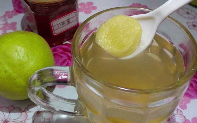 早上喝蜂蜜水好嗎?早上喝蜂蜜水能通便排毒,但必須適時適量! 蜂蜜水