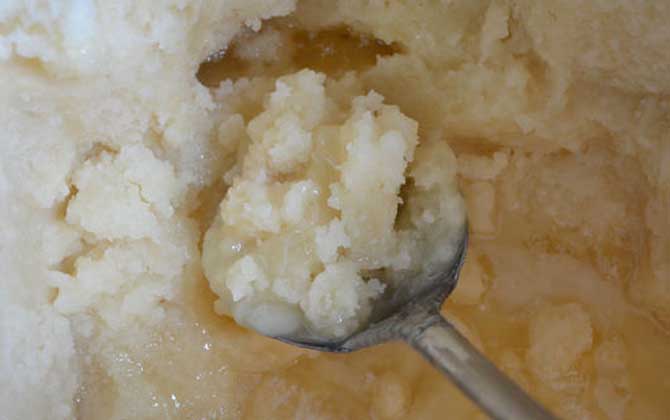 蜂蜜變質(zhì)后的圖片是什么樣?出現(xiàn)這4種情況,說(shuō)明蜂蜜已經(jīng)變質(zhì)! 蜂蜜