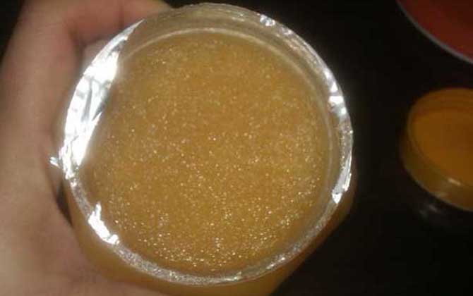 蜂蜜變質(zhì)后的圖片是什么樣?出現(xiàn)這4種情況,說(shuō)明蜂蜜已經(jīng)變質(zhì)! 蜂蜜