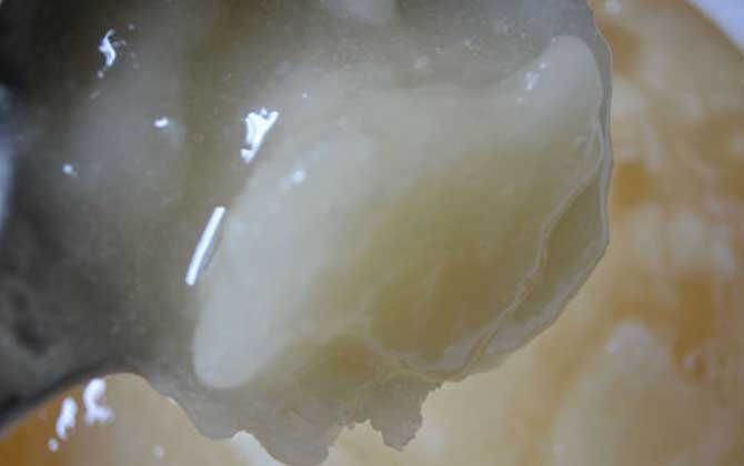 蜂蜜變質(zhì)后的圖片是什么樣?出現(xiàn)這4種情況,說(shuō)明蜂蜜已經(jīng)變質(zhì)! 蜂蜜