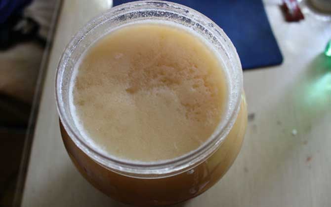 蜂蜜過期是什么樣子圖?蜂蜜過期不等于變質(zhì),只要未變質(zhì)仍能吃! 蜂蜜