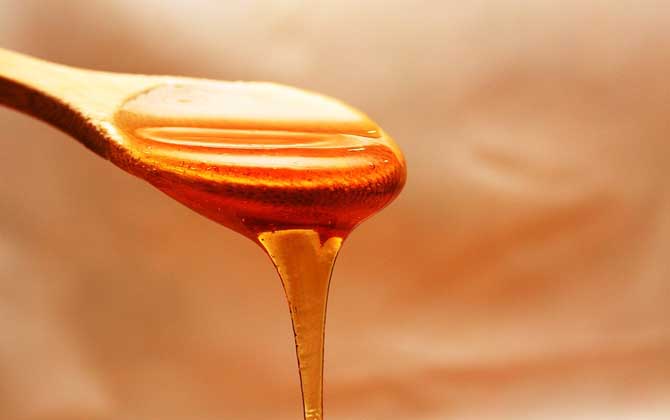 蜂蜜放了五年還能吃嗎?要看有沒有變質(zhì),若已變質(zhì)不建議再食用! 蜂蜜