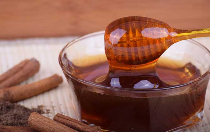 蜂蜜過期2年還能喝嗎?蜂蜜過期不等于變質(zhì),只要未變質(zhì)就能喝! 蜂蜜