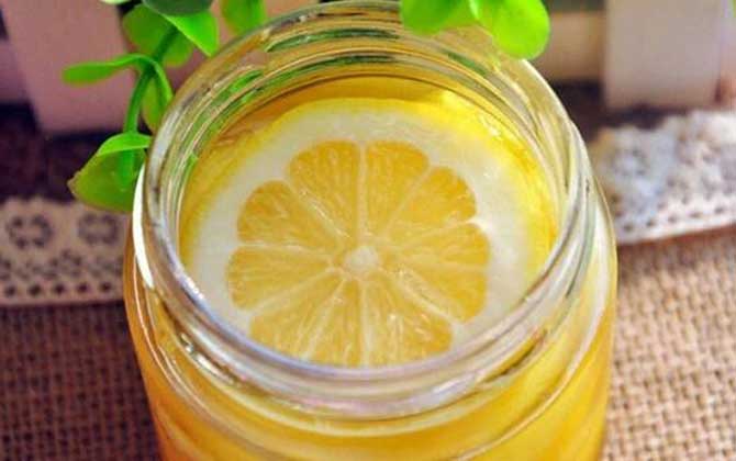 自制蜂蜜檸檬茶的禁忌,不能長期空腹喝,更不能長期過量飲用! 蜂蜜檸檬茶