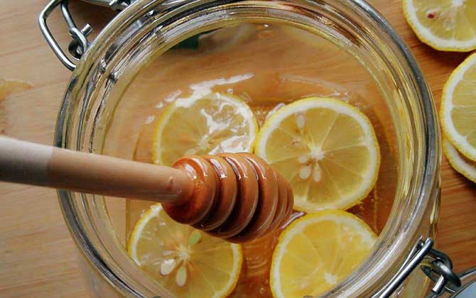 自制蜂蜜檸檬茶的禁忌,不能長期空腹喝,更不能長期過量飲用! 蜂蜜檸檬茶