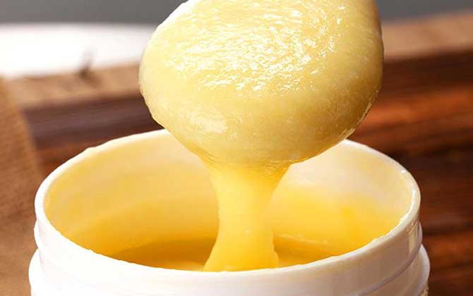 蜂王漿吃了容易得癌是真的嗎?假的,實際上蜂王漿還能抗癌! 蜂王漿