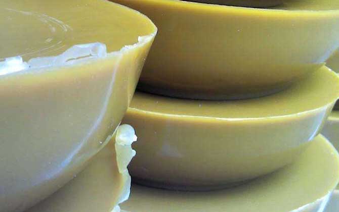 天然蜂蠟多少錢(qián)一斤?一般20~30元一斤,但要注意辨別真假! 蜂蠟