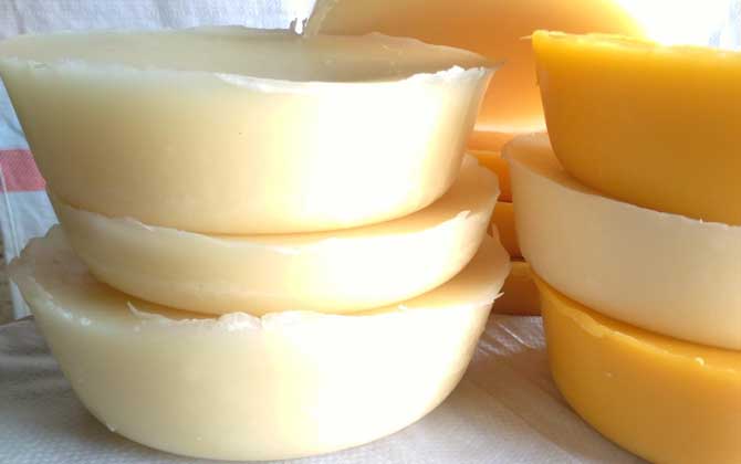 天然蜂蠟多少錢(qián)一斤?一般20~30元一斤,但要注意辨別真假! 蜂蠟