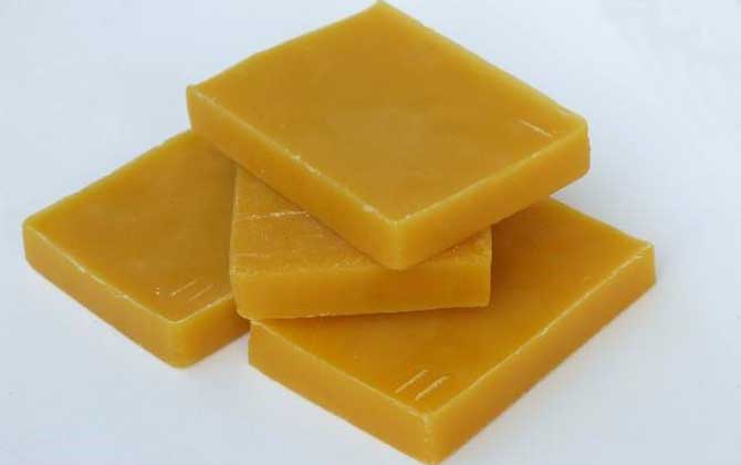 天然蜂蠟多少錢(qián)一斤?一般20~30元一斤,但要注意辨別真假! 蜂蠟