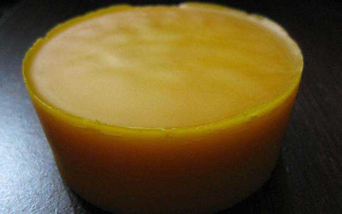 天然蜂蠟多少錢(qián)一斤?一般20~30元一斤,但要注意辨別真假! 蜂蠟