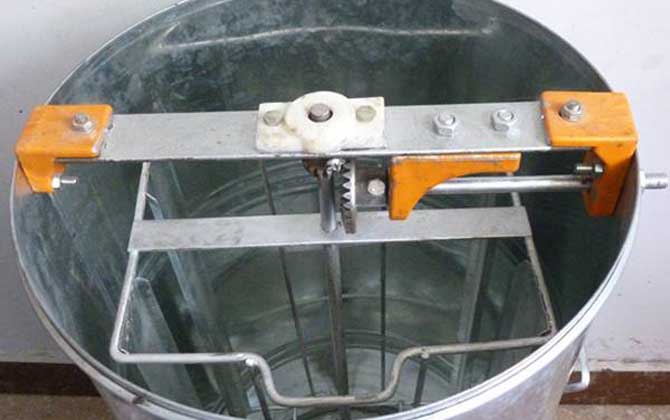 買養(yǎng)蜂工具全套多少錢?最貴的是蜂箱和搖蜜機(jī),其他都很便宜! 搖蜜機(jī)