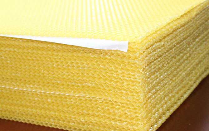 買養(yǎng)蜂工具全套多少錢?最貴的是蜂箱和搖蜜機(jī),其他都很便宜! 巢礎(chǔ)