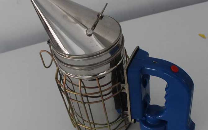 買養(yǎng)蜂工具全套多少錢?最貴的是蜂箱和搖蜜機(jī),其他都很便宜! 噴煙器