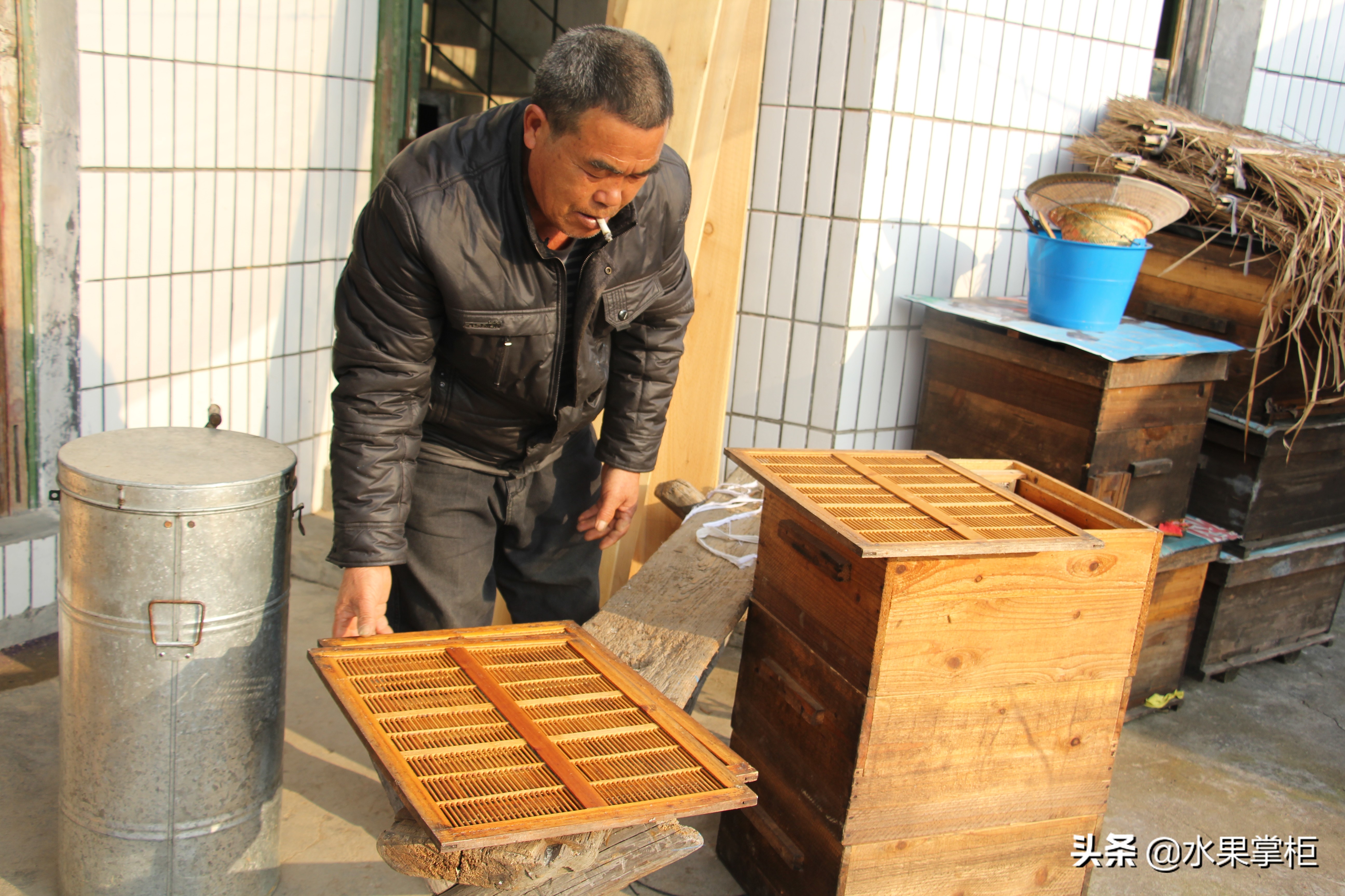 漲知識(shí)：農(nóng)家養(yǎng)土蜂蜜的工具，你認(rèn)識(shí)幾個(gè)？留言回復(fù)，連載哦