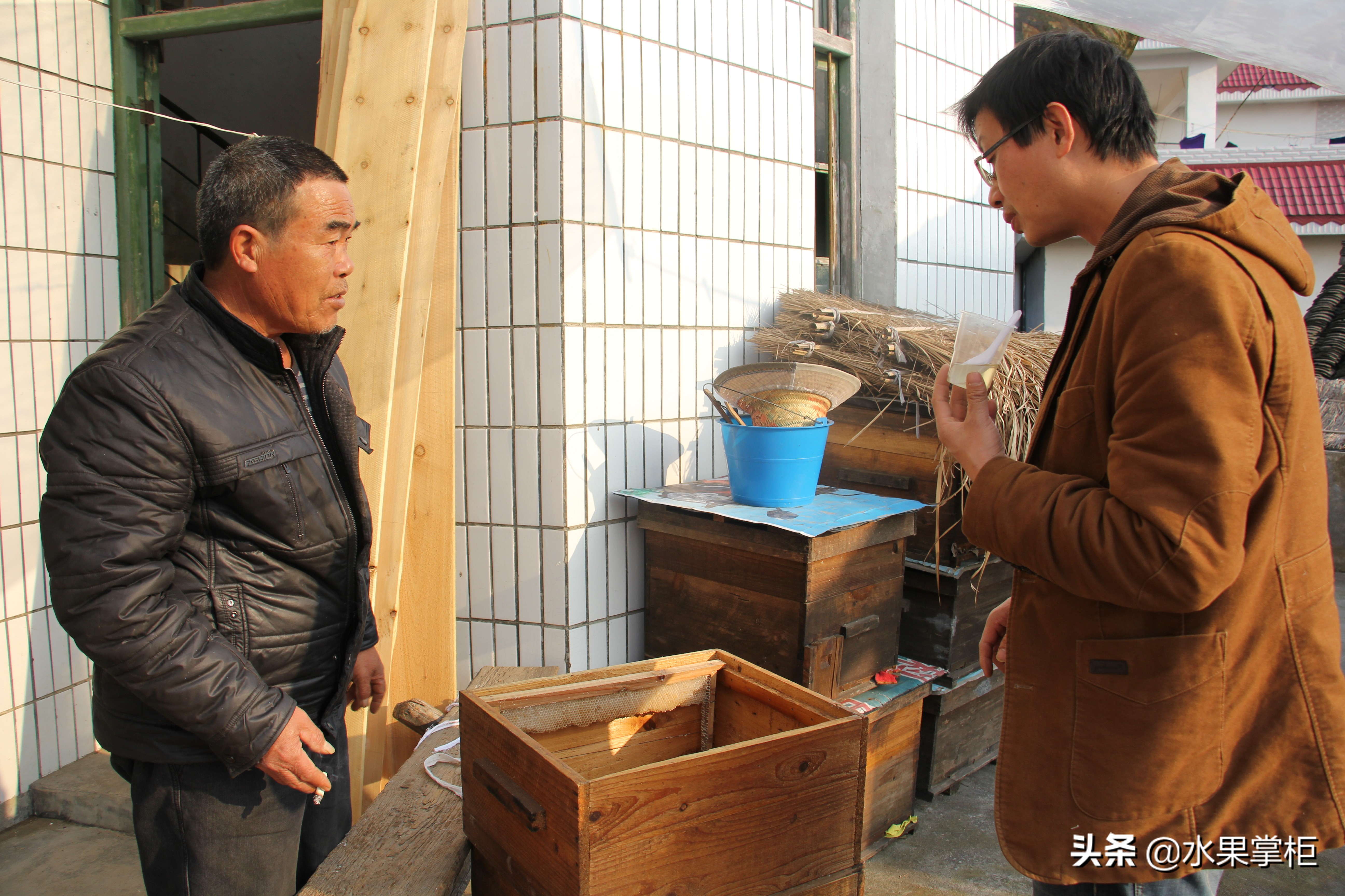 漲知識(shí)：農(nóng)家養(yǎng)土蜂蜜的工具，你認(rèn)識(shí)幾個(gè)？留言回復(fù)，連載哦