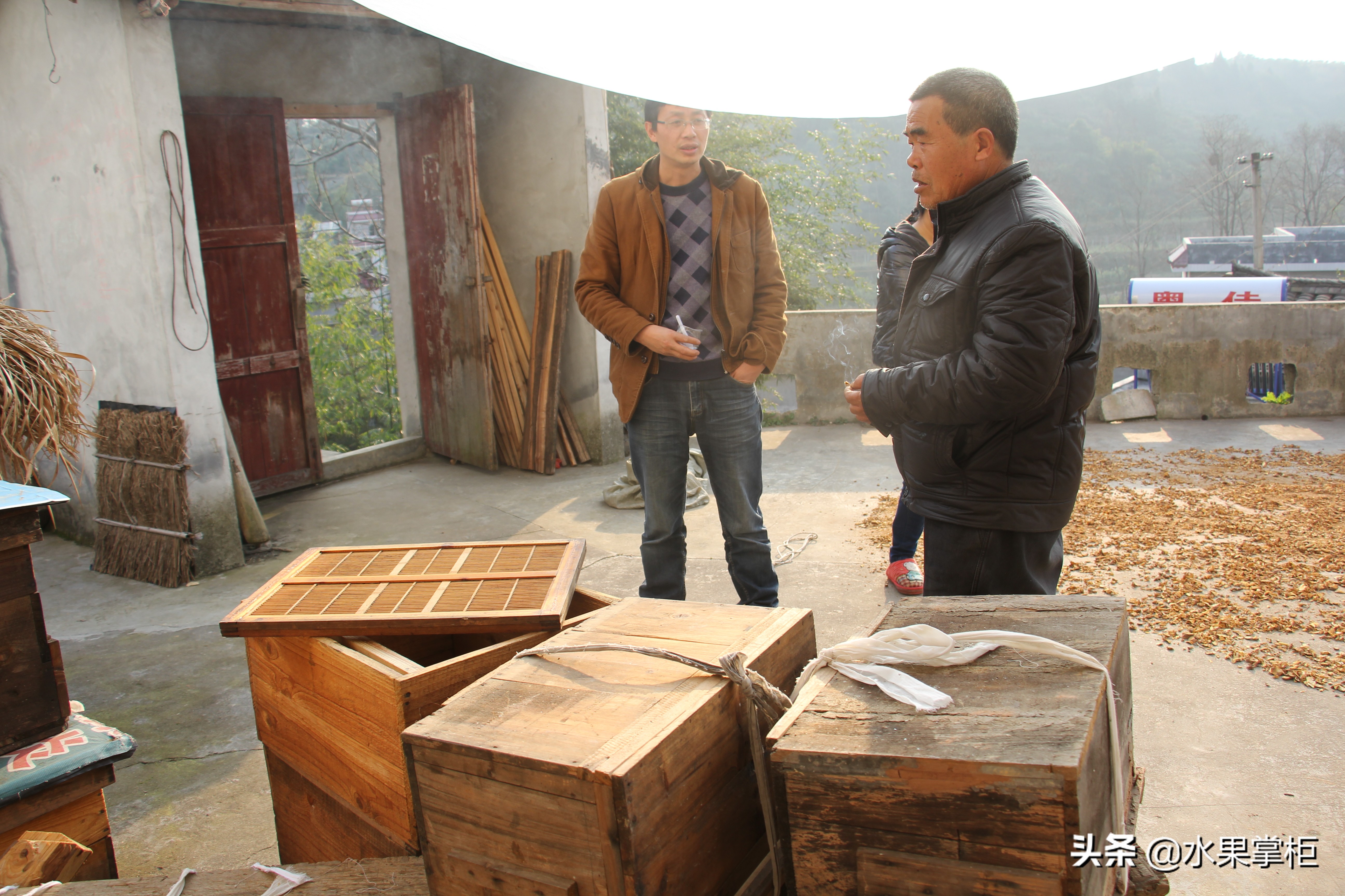 漲知識(shí)：農(nóng)家養(yǎng)土蜂蜜的工具，你認(rèn)識(shí)幾個(gè)？留言回復(fù)，連載哦