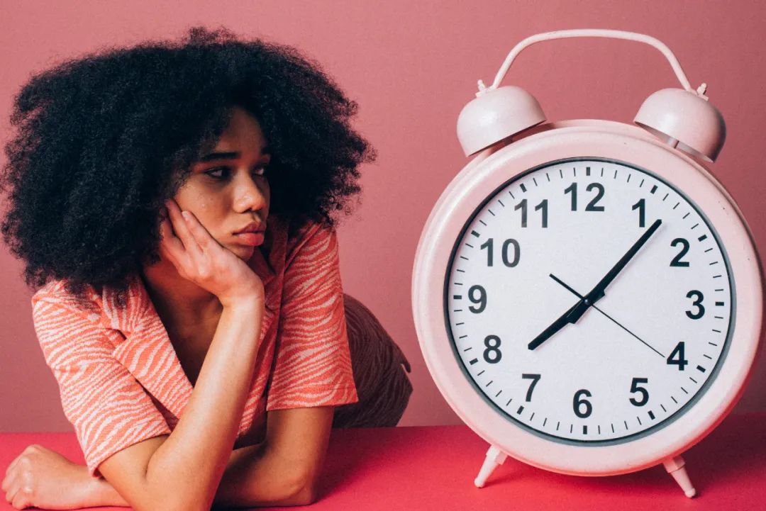 早起,比熬夜更可怕(為什么早起被熬夜可怕) 早起,比熬夜更可怕