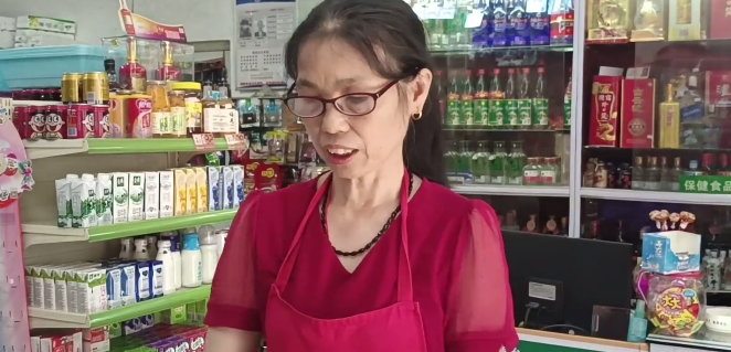 暖心!超市女老板為晚歸女孩留燈10年 湖南一超市女老板為晚歸女孩留燈近10年!網友:是夜空中最亮的星