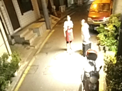 暖心!超市女老板為晚歸女孩留燈10年 湖南一超市女老板為晚歸女孩留燈近10年!網友:是夜空中最亮的星