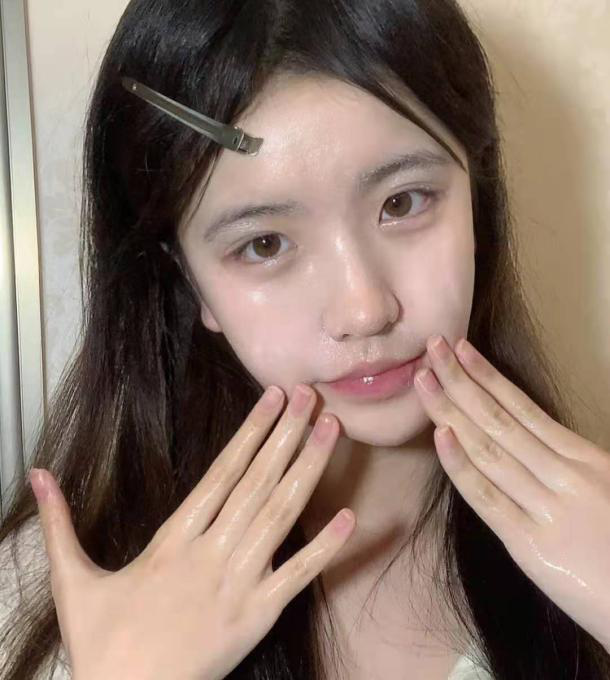 油性皮膚毛孔粗大怎么辦 面部皮膚油膩?學(xué)會這3個洗臉小技巧,讓你遠離“毛孔粗大”煩惱