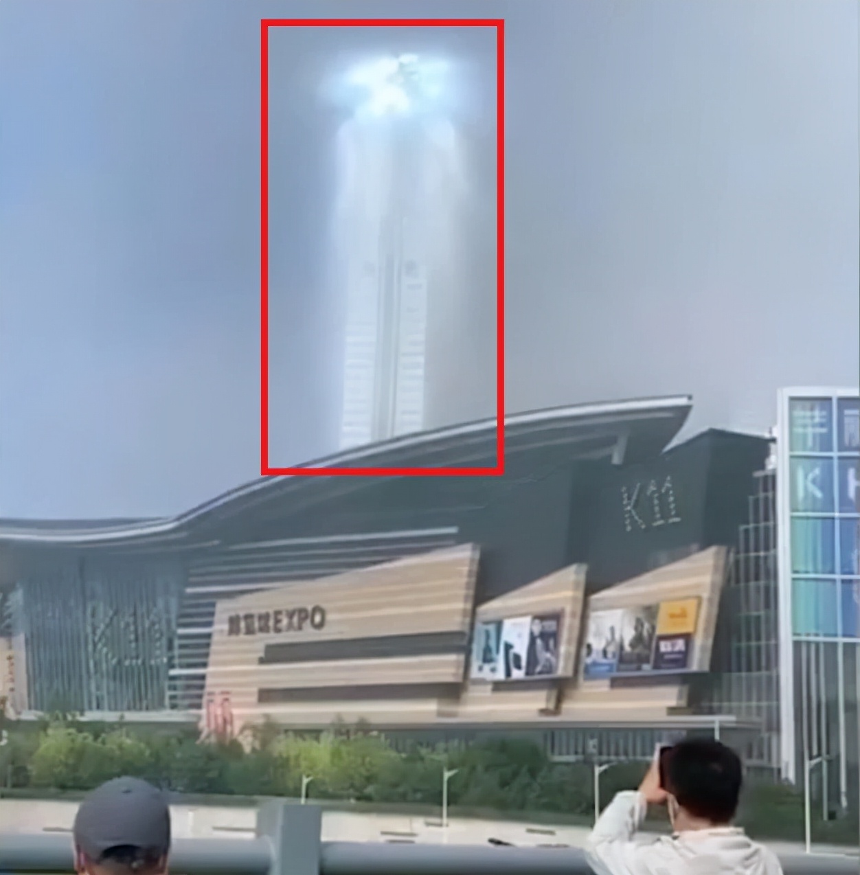 沈陽K11大廈天空突現階梯光柱，終于找到實景了，它原來真實存在
