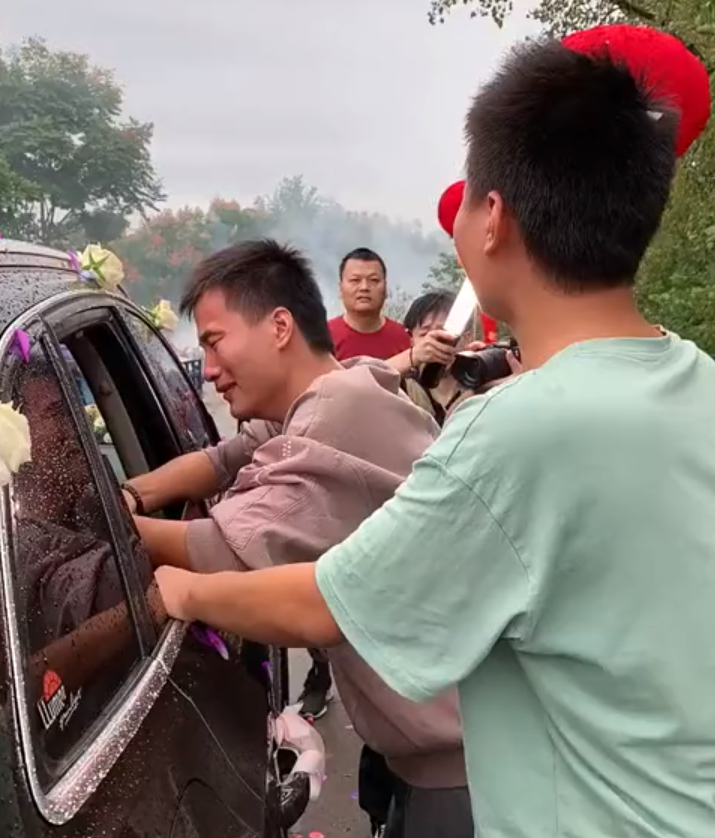 姐弟情深！湖南一位姐姐出嫁，2個雙胞胎弟弟哭成了淚人