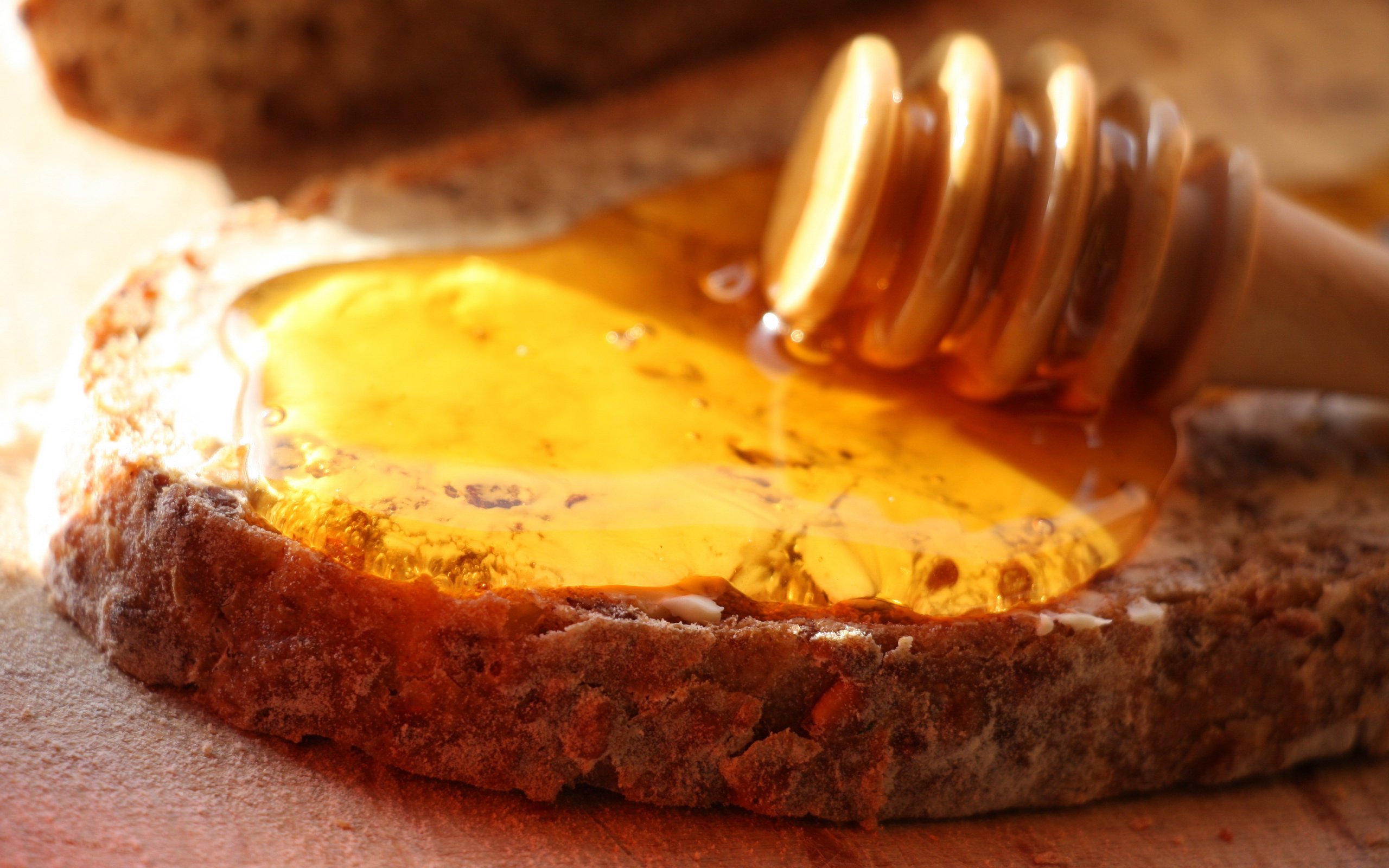 蜜蜂吃花蜜嗎(蜜蜂吃蜂蜜還是花粉) 蜜蜂吃花蜜嗎(蜜蜂吃蜂蜜還是花粉)